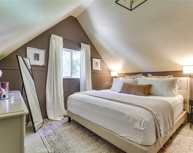 652 E Victoria Court - Photo Thumbnail 11