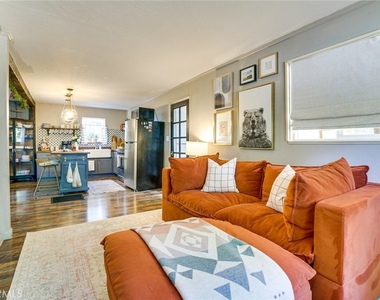 652 E Victoria Court - Photo Thumbnail 4