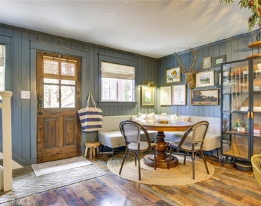 652 E Victoria Court - Photo Thumbnail 7