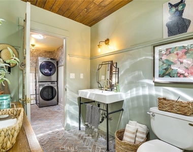 652 E Victoria Court - Photo Thumbnail 16