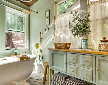 652 E Victoria Court - Photo Thumbnail 15