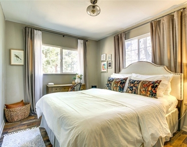 652 E Victoria Court - Photo Thumbnail 17