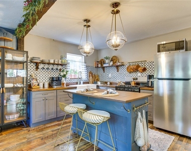 652 E Victoria Court - Photo Thumbnail 5
