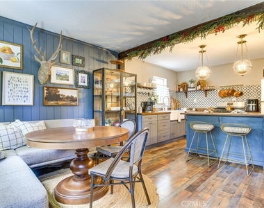 652 E Victoria Court - Photo Thumbnail 2