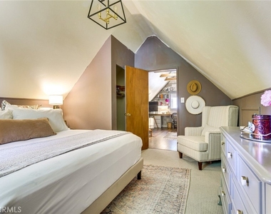 652 E Victoria Court - Photo Thumbnail 13