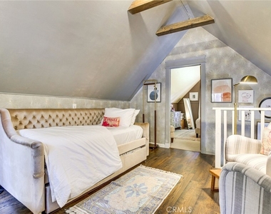 652 E Victoria Court - Photo Thumbnail 10
