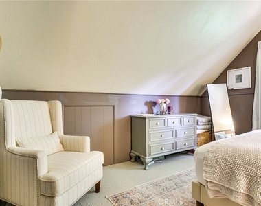652 E Victoria Court - Photo Thumbnail 12