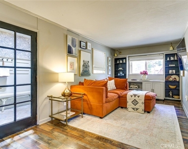 652 E Victoria Court - Photo Thumbnail 3