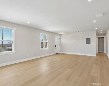 19 E Pine Street - Photo Thumbnail 3