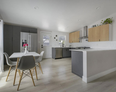 863 S Vecino Drive - Photo Thumbnail 9