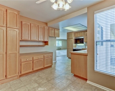 2396 W Via Mariposa W - Photo Thumbnail 11