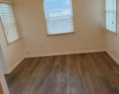 4372 Valley View - Photo Thumbnail 2