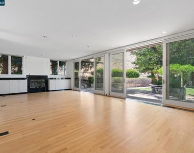 660 La Casa Via - Photo Thumbnail 9