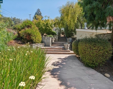 660 La Casa Via - Photo Thumbnail 2