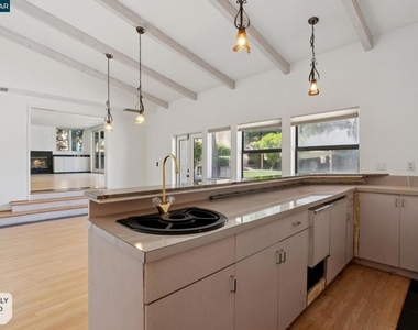 660 La Casa Via - Photo Thumbnail 20