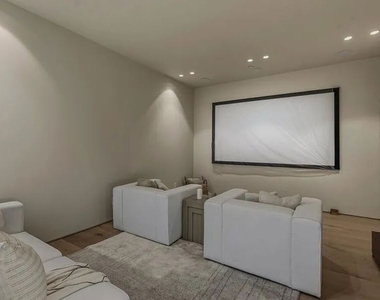 4900 Valjean Avenue - Photo Thumbnail 34
