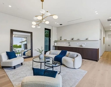 4900 Valjean Avenue - Photo Thumbnail 7