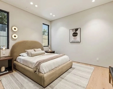 4900 Valjean Avenue - Photo Thumbnail 11