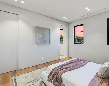 4900 Valjean Avenue - Photo Thumbnail 4