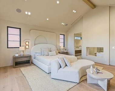 4900 Valjean Avenue - Photo Thumbnail 25