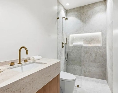 4900 Valjean Avenue - Photo Thumbnail 10