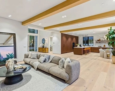 4900 Valjean Avenue - Photo Thumbnail 14