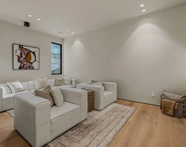 4900 Valjean Avenue - Photo Thumbnail 33