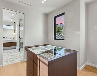 4900 Valjean Avenue - Photo Thumbnail 27
