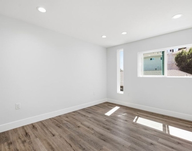 11613 Burbank Boulevard - Photo Thumbnail 11