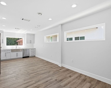 11613 Burbank Boulevard - Photo Thumbnail 7
