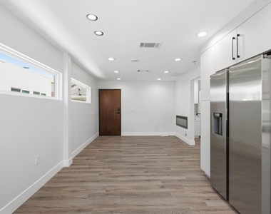 11613 Burbank Boulevard - Photo Thumbnail 9
