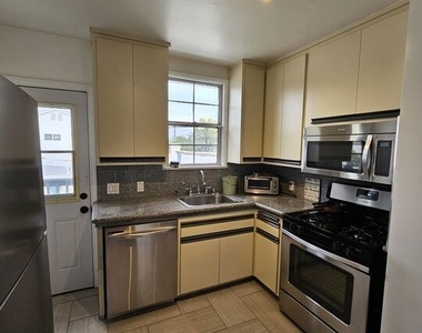 2333 S Garth Avenue - Photo Thumbnail 7