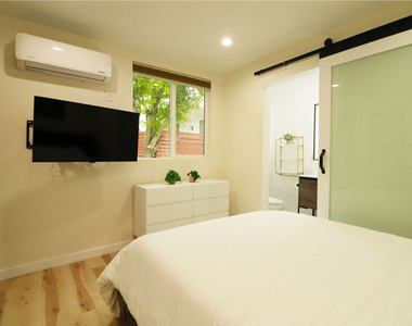 9040 Phyllis Avenue - Photo Thumbnail 10