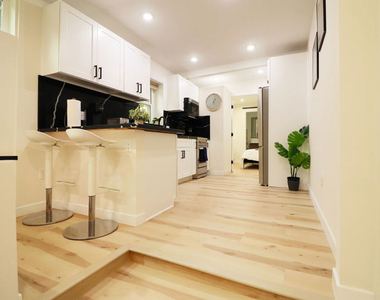 9040 Phyllis Avenue - Photo Thumbnail 4