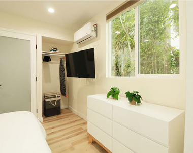 9040 Phyllis Avenue - Photo Thumbnail 9