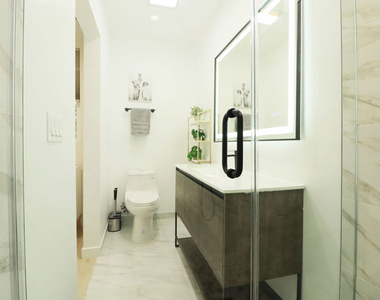 9040 Phyllis Avenue - Photo Thumbnail 12