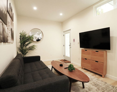 9040 Phyllis Avenue - Photo Thumbnail 3