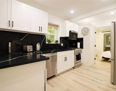 9040 Phyllis Avenue - Photo Thumbnail 5