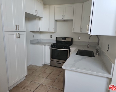 22705 Del Valle Street - Photo Thumbnail 6