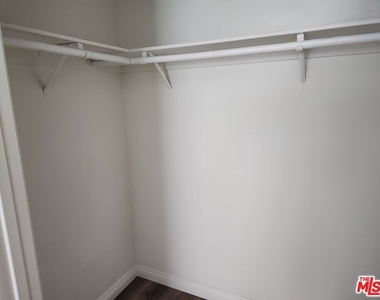 22705 Del Valle Street - Photo Thumbnail 4