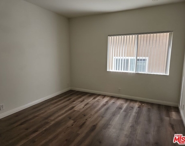 22705 Del Valle Street - Photo Thumbnail 5