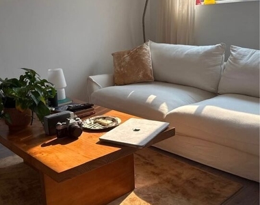 128 N Burlington Avenue - Photo Thumbnail 3