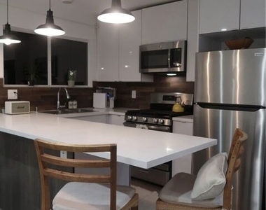 128 N Burlington Avenue - Photo Thumbnail 9