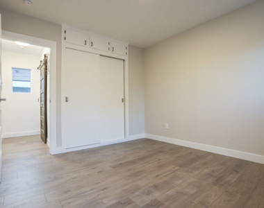 128 N Burlington Avenue - Photo Thumbnail 12
