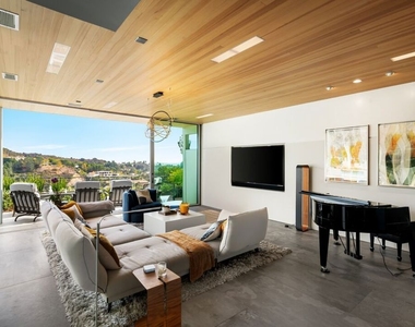 2344 Banyan Drive - Photo Thumbnail 5