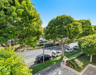 9249 Burton Way - Photo Thumbnail 13