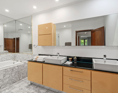 9249 Burton Way - Photo Thumbnail 15