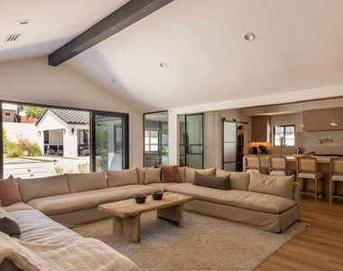 22269 Avenue San Luis - Photo Thumbnail 8