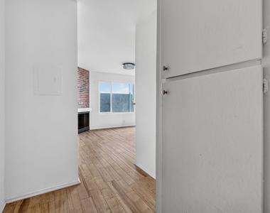 10 19th Avenue - Photo Thumbnail 9