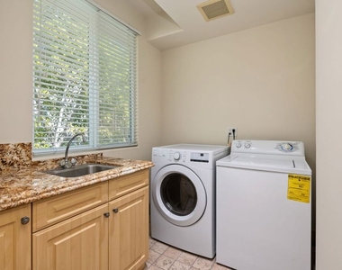 419 N Laurel Avenue - Photo Thumbnail 45